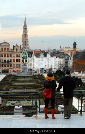 Touristen im Garten Mont des Arts mit Rathausturm im Hintergrund, Brüssel, Belgien Stockfoto