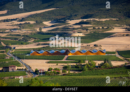 Futuristische Architektur in der traditionellen Landschaft Kellerei Ysios Bodega Kellerei in Laguardia in Rioja-Alaveda Gegend, Spanien Stockfoto