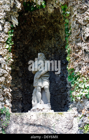 Villa d ' Este. Tivoli. Italien. Blick auf den kleinen rustikalen Brunnen die Höhle ist bedeckt in Zahnstein Flocken namens Pietra Spugnola wi Stockfoto