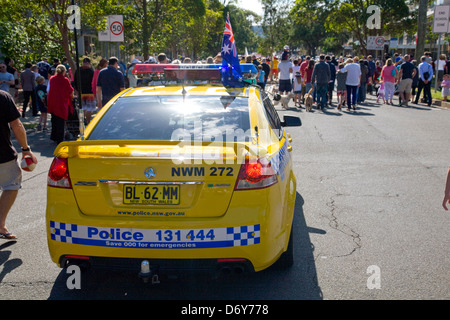 Sydney Australien, australisches Polizeiauto ein gelber Holden Commodore SS in der ANZAC Day Parade in Avalon Beach, Sydney, NSW, Australien Stockfoto