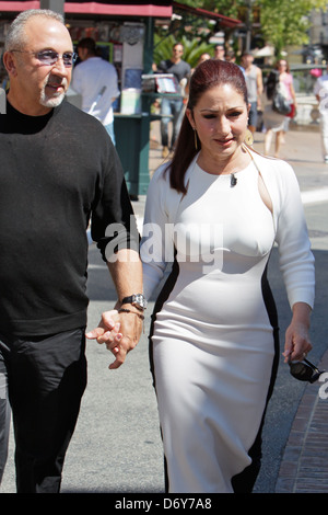 Gloria Estefan hat einen Auftritt auf "Extra" mit Mario Lopez im The Grove in Hollywood Los Angeles, Kalifornien - 08.09.11 Stockfoto