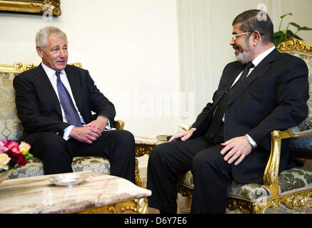 Kairo, Ägypten. 24. April 2013. US-Verteidigungsminister Chuck Hagel spricht mit ägyptischen Präsidenten Mohamed Mursi im Präsidentenpalast in Kairo 24. April 2013 (Bild Kredit: Kredit: Tareq Gabas/APA Images/ZUMAPRESS.com/Alamy Live News) Stockfoto