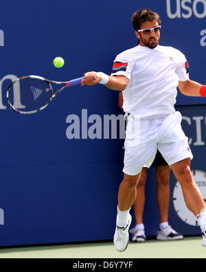 Janko Tipsarevic, Serbien, spielt gegen Novak Djokovic, Serbien, Donnerstag, 8. September 2011, am Tag 11 der US Open Tennis Stockfoto