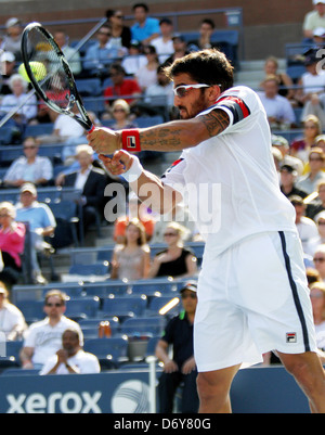 Janko Tipsarevic, Serbien, spielt gegen Novak Djokovic, Serbien, Donnerstag, 8. September 2011, am Tag 11 der US Open Tennis Stockfoto