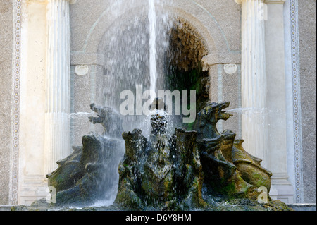 Villa d ' Este. Tivoli. Italien. Blick auf Brunnen aus dem 16. Jahrhundert der Drachen. Flankiert von elegant geschwungenen abgestuften Gehwege, die f Stockfoto