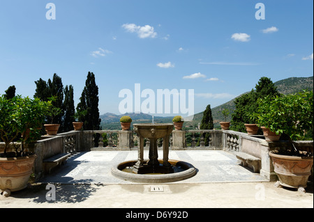 Villa D Este. Tivoli. Italien. Blick auf den Brunnen des Stativs auf die Bildfläche befindet sich auf der ersten Terrasse Gartenanlage Stockfoto