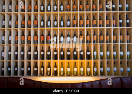 Die stilvolle Bar im Hotel Marques de Riscal entworfen von dem Architekten Frank O Gehry in Elciego Rioja-Alavesa Gebiet Spaniens Stockfoto