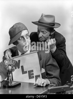 Dieses Bild aus dem Jahr 1949 zeigt Harvey Hudson, einen Disc Jockey um 1480 UHR in Richmond, Virginia, hinter dem Mikrofon. Das Foto zeigt die Anfänge des Rundfunks in der Region und Hudsons Rolle bei der Gestaltung der lokalen Radioszene. Stockfoto