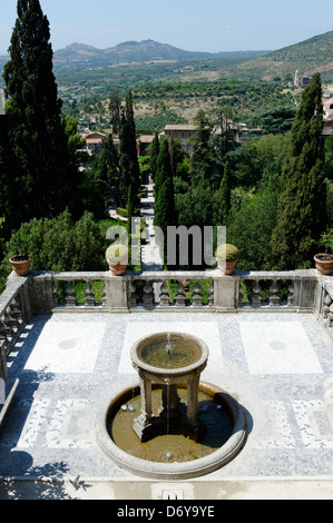 Villa D Este. Tivoli. Italien. Blick auf den Brunnen des Stativs auf die Bildfläche befindet sich auf der ersten Terrasse Gartenanlage Stockfoto