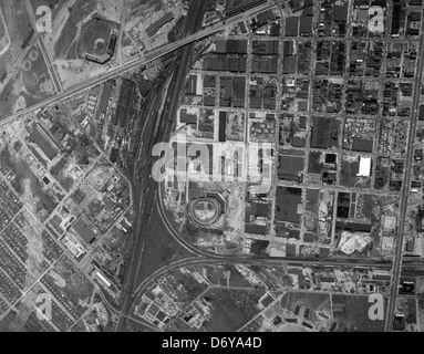 Luftaufnahme von Scotts Addition und Umgebung in Richmond, Virginia, aufgenommen 1957 von Adolph B. Rice Studio. Das Bild, das Teil der Sammlung der Library of Virginia ist, zeigt das städtische Layout dieses Viertels in Richmond in der Mitte des 20. Jahrhunderts. Stockfoto