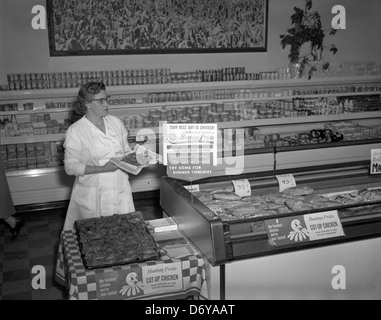 Eine Ausstellung von Hostess Pride Chicken im Jahr 1960 in einem Lebensmittelgeschäft in Richmond, Virginia. Das Bild zeigt einen gut sortierten Geflügelbereich mit abgepacktem Huhn in Regalen, was das Angebot des Marktes an Lebensmitteln und Lebensmitteln unterstreicht. Stockfoto