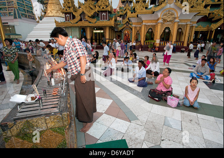 Gläubige und Touristen an der Shwedagon Pagode Rangun Myanmar (Birma) Stockfoto