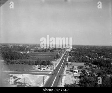 Ein Luftbild aus dem Jahr 1954 von der Kreuzung Broad Street und Staples Mill Road in Richmond, Virginia. Dieses Bild ist in der Library of Virginia archiviert. Stockfoto