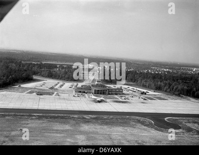 Eine Fotografie des Flughafenterminals Byrd im Jahr 1955 mit den Eastern Air Lines Martin 4-0-4 Flugzeugen. Das Bild, das von Adolph B. Rice Studio aufgenommen wurde, zeigt die Architektur des Terminals und das Martinliner-Flugzeug, ein beliebtes Modell in den 1950er Jahren am Richmond International Airport. Stockfoto