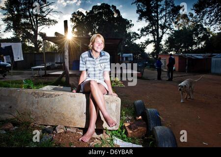 JOHANNESBURG, Südafrika: Irene van Niekerk in ihrem Haus in der Krönung Park Caravan Park am 24. April 2013, in Johannesburg, Südafrika. Obwohl er verloren die meisten ihren Zehen als Baby, bietet Irene mit einer Sammlung von 32 Goldmedaillen für verschiedene Rennen in Schule und Provinzebene. Sie läuft barfuß, und vor kurzem lief ein 1500m-Rennen in 04:45 - Weltrekord für Mädchen unter 15 Jahren, beträgt 4 Minuten. (Foto von Gallo Images / Foto24 / Nelius Rademan) Stockfoto