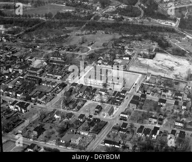 Diese Luftaufnahme aus dem Jahr 1952 zeigt die neuen Schulgebäude in Richmond, Virginia. Das Bild bietet einen Blick aus der Vogelperspektive auf die Bildungsentwicklung in der Stadt während dieser Zeit. Stockfoto