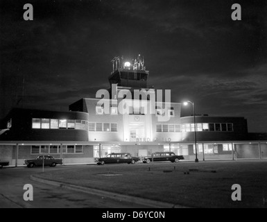 Das 1950 von Adolph B. Rice Studio erfasste Terminal des Byrd Airport zeigt moderne Architektur aus der Mitte des Jahrhunderts. Das Hotel liegt in Richmond, Virginia, und war ein wichtiges Wahrzeichen für den internationalen Flughafen Richmond. Das Design spiegelt modernistischen Stil wider, mit bemerkenswerten Beiträgen von Marcellus Wright & Son. Das Foto ist Teil der Sammlung der Library of Virginia. Stockfoto