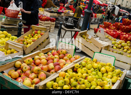 Kisten mit Äpfeln am Marktstand Stockfoto