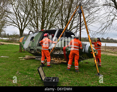 Bild von: Jules Annan Bild zeigt: Operation Selfridge, Cirencester Keynes Wasserparks, Straton Tor Lane, Gloucestershire. A kombiniert Notdienst Suche und Rettung Betrieb für eine simulierte Mitte Luft Absturz auf 120 Personen verletzt oder tot. Über 400 Feuerwehr, Ambulanz und medizinisches Personal, Polizei, Suche und Rettung Organisationen und der RAF waren beteiligt Rettung der Verletzten und die Wiederherstellung der toten Körper Datum 22.04.2013 Stockfoto
