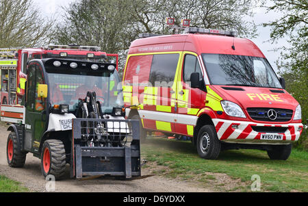 Bild von: Jules Annan Bild zeigt: Operation Selfridge, Cirencester Keynes Wasserparks, Straton Tor Lane, Gloucestershire. A kombiniert Notdienst Suche und Rettung Betrieb für eine simulierte Mitte Luft Absturz auf 120 Personen verletzt oder tot. Über 400 Feuerwehr, Ambulanz und medizinisches Personal, Polizei, Suche und Rettung Organisationen und der RAF waren beteiligt Rettung der Verletzten und die Wiederherstellung der toten Körper Datum 22.04.2013 Stockfoto