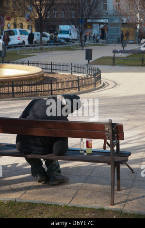 Betrunkener Mann schlafen Tylovo Namesti Platz Vinohrady Bezirk Prag Tschechische Republik Europa Stockfoto