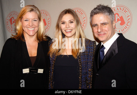 Mary McCann, Elizabeth Olsen und Neil Pepe The Atlantic Theater Company Spring Gala statt im Leuchtturm bei Chelsea Piers- Stockfoto