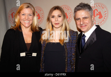 Mary McCann, Elizabeth Olsen und Neil Pepe The Atlantic Theater Company Spring Gala statt im Leuchtturm bei Chelsea Piers- Stockfoto