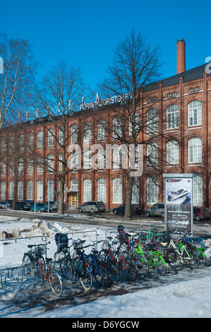 Fahrräder geparkt vor Porin Yliopistokeskus Universität von Pori Hauptgebäude Pori-Finnland-Europa Stockfoto