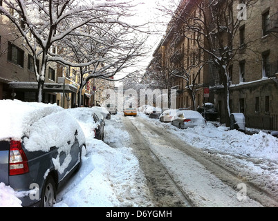 Verschneite Autos auf Stadtstraße, New York, Vereinigte Staaten von Amerika Stockfoto