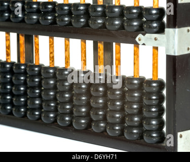 alte hölzerne Asien Abacus auf weißem Hintergrund Stockfoto