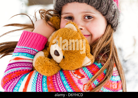 Mädchen hält einen Teddybär. Stockfoto
