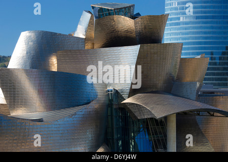 Das Guggenheim Museum des Architekten Frank Gehry futuristisches Design aus Titan und Glas und Iberdrola Tower im Hintergrund in Bilbao, Spanien Stockfoto