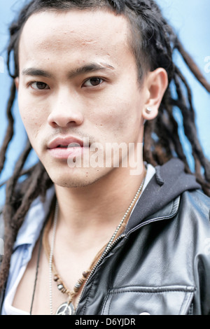 Schweren chinesischen Mann mit dreadlocks Stockfoto