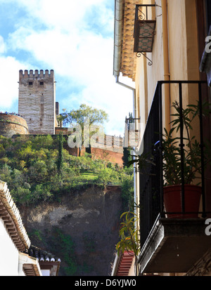 Ansicht der Alhambra, ein Turm in der Alcazaba (Torre del Homenaje), von einem Balkon auf Calle Gloria im Albaicin, Granada Stockfoto