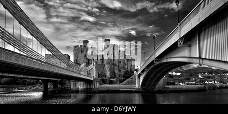 Ein Blick auf Conwy Castle und die Brücken führen, über den Fluss Conwy. Stockfoto