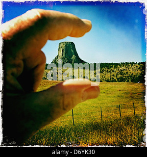 Hand des Mannes, die Gestaltung des Teufels Turm, Wyoming, Vereinigte Staaten von Amerika Stockfoto