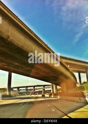 Autobahn-Überführung gegen blauen Himmel, Los Angeles, California, Vereinigte Staaten von Amerika Stockfoto