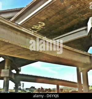 Autobahn-Überführung gegen blauen Himmel, Los Angeles, California, Vereinigte Staaten von Amerika Stockfoto