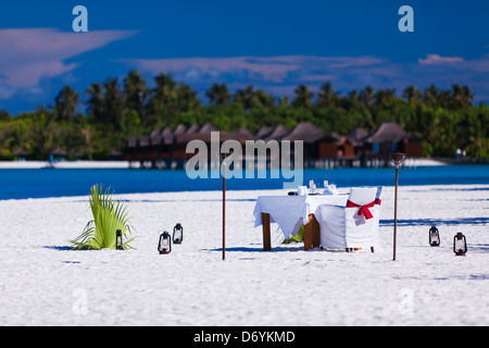 Tisch und Stühle Setup für das Mittagessen am tropischen Strand Stockfoto