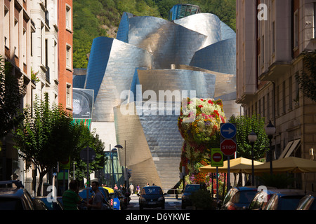 Der Architekt Frank Gehry Guggenheim Museum futuristische Architektur mit Welpe Blume Funktion in Bilbao, Spanien Stockfoto
