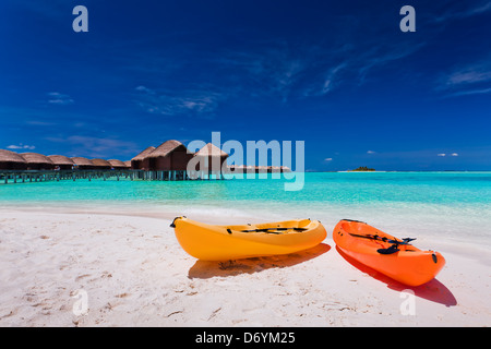 Zwei bunte Kajaks am tropischen Strand Stockfoto