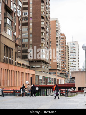 Hinteren Aspekt des Wohnblocks auf der Calle de Orense, Madrid. Hochhaus in Madrid im Gebäude neben der Madrider Komplex Leben Stockfoto