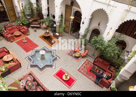 Restaurant, Hotel und Gast-Haus in einem historischen Riad in der Altstadt von Fes, Marokko Stockfoto