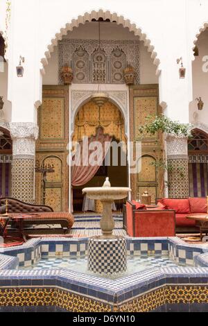 Restaurant, Hotel und Gast-Haus in einem historischen Riad in der Altstadt von Fes, Marokko Stockfoto