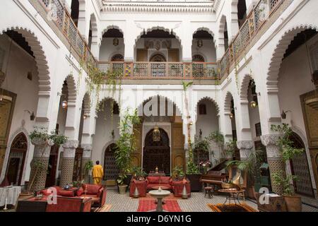 Restaurant, Hotel und Gast-Haus in einem historischen Riad in der Altstadt von Fes, Marokko Stockfoto