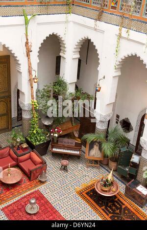 Restaurant, Hotel und Gast-Haus in einem historischen Riad in der Altstadt von Fes, Marokko Stockfoto