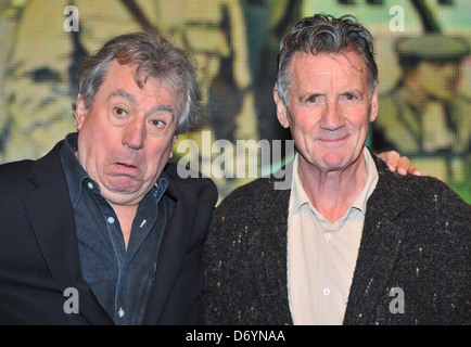 Michael Palin und Terry Jones melden Sie Kopien ihrer neuen DVD "Ripping Garne: The Complete Series im HMV Oxford Circus. London, Stockfoto