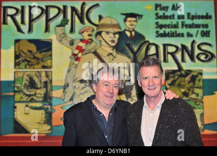 Michael Palin und Terry Jones melden Sie Kopien ihrer neuen DVD "Ripping Garne: The Complete Series im HMV Oxford Circus. London, Stockfoto