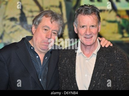 Michael Palin und Terry Jones melden Sie Kopien ihrer neuen DVD "Ripping Garne: The Complete Series im HMV Oxford Circus. London, Stockfoto