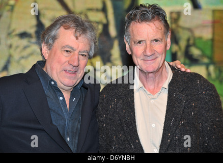 Michael Palin und Terry Jones melden Sie Kopien ihrer neuen DVD "Ripping Garne: The Complete Series im HMV Oxford Circus. London, Stockfoto